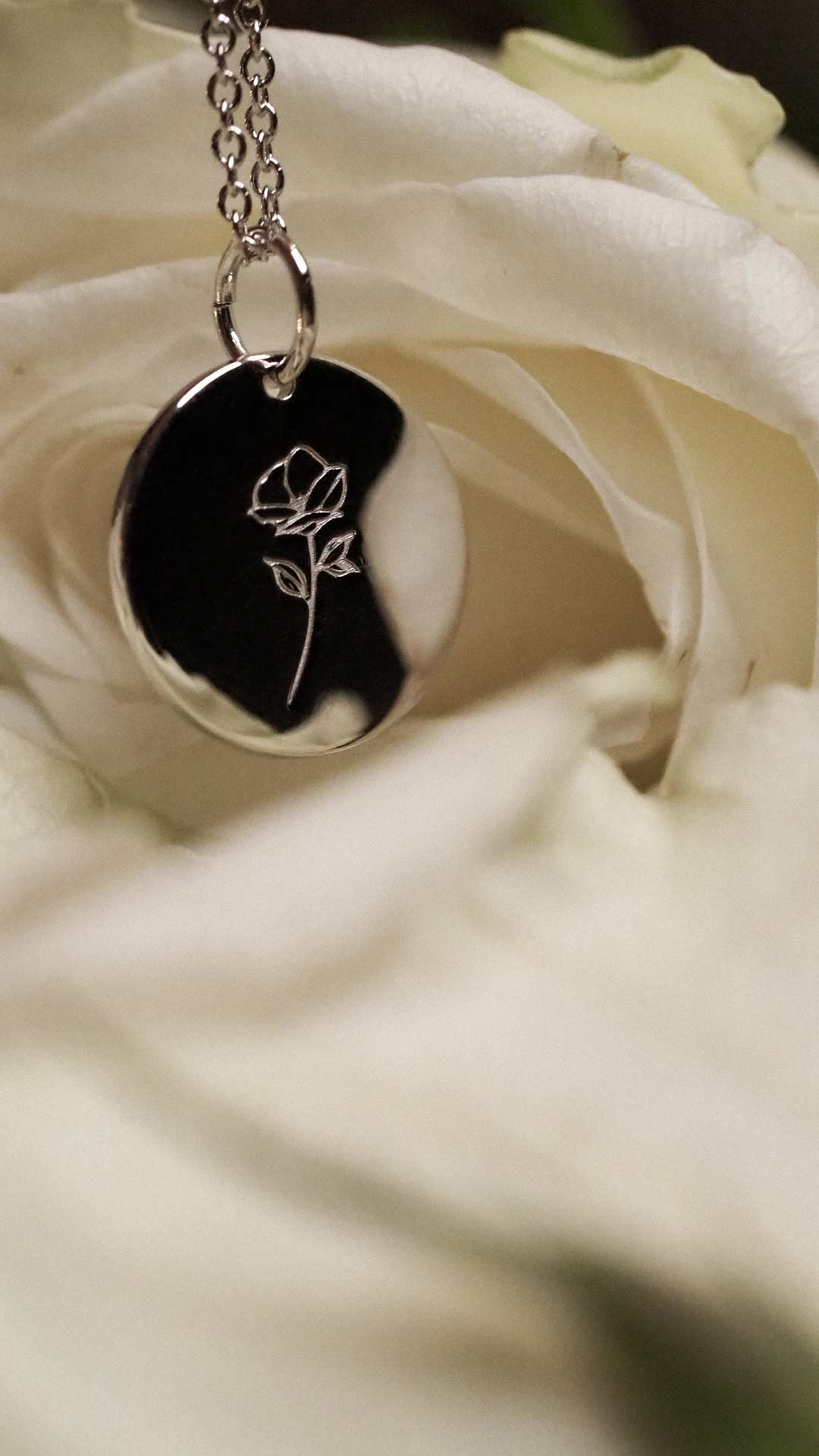 florale Halskette mit Anhänger von Alina BUNAMI INK